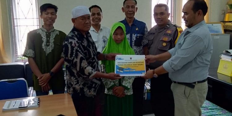 PT KIEC melalu Corporate Secretary Bapak Syaiful (Kanan) berikan bantuan beasiswa didampingi Lurah Banjarnegara Kecamatan Ciwandan Kota Cilegon