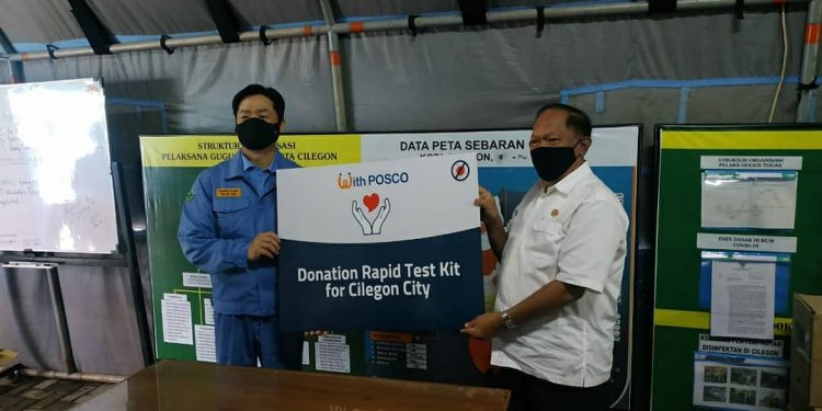 Krakatau Posco berikan bantuan Rapid test di terima Walikota Cilegon Edi Ariadi [foto : doc. Diskominfo Cilegon]
