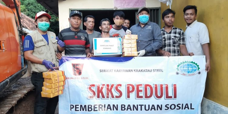 Serikat Karyawan Krakatau Steel salurkan bantuan untuk warga terdampak longsor di Linkungan Kagungan Kelurahan Gerem, Kecamatan Grogol Kota Cilegon