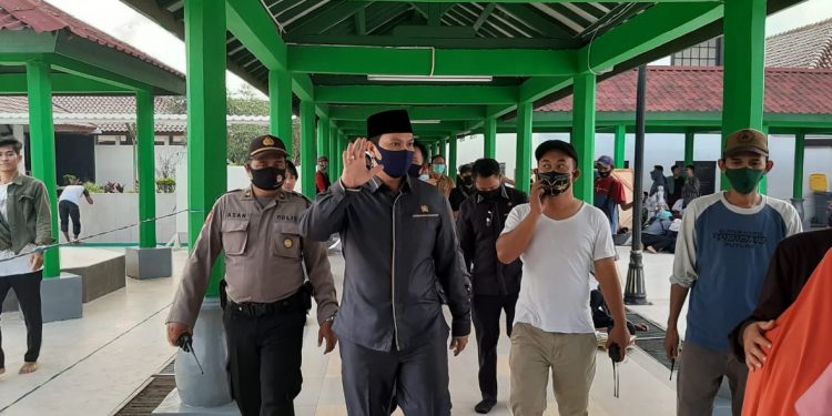 Ketua DPRD Kota Serang Budi Rustandi saat tinjau Banten lama [doc]