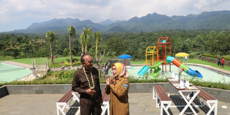Bupati Serang Ratu Tatu Chasanah berbincang dengan CEO Wisata Agro Bukit Waruwangi, Siswono Yudo Husodo
