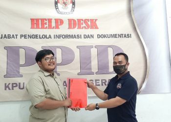Ketua DPC GMNI Serang Armand Maulana Rachman (kiri) berikan berkas pemantau pemilu GMNI Serang dalam Pemilukada Kabupaten Serang 2020