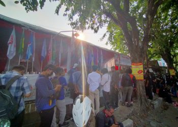 Para awak media yang hendak meliput pendaftaran Balon Bupati dan Wakil Bupati Serang menunggu di luar pagar KPU Kabupaten Serang