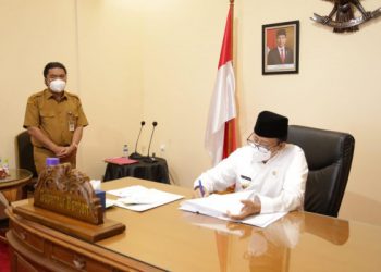 Gubernur Banten Wahidin Halim tanda tangani keputusan Gubernur tentang Pembentukan Tim Percepatan dan Perluasan Digitalisasi Daerah [dok/Pemprov Banten]