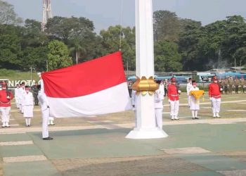 Detik-detik pengibaran bendera Merah Putih dalam acara HUT Ke-76 RI di Alun-alun Kota Cilegon oleh Paskibraka Indonesia Kota Cilegon