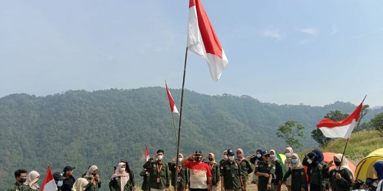 Sahabat Bumi dan warga menggelar upacara bendera di atas Gunturan Hills, puncak tertinggi di Kota Cilegon peringati HUT Ke-76 RI