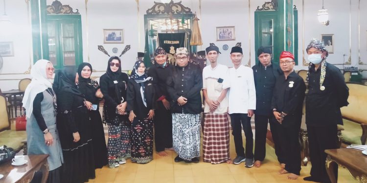 Forum Dzuriyat Kesultanan Banten (FDKB) silaturahmi ke sultan Kecirebonan diterima Pangeran Abdul Gani