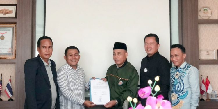 Penyerahan keputusan musyawarah mufakat Ketua IKA UNSERA Periode 2021-2026