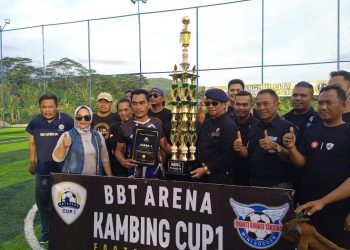Ketua umum LSM BMPP Deni Juweni serahkan hadiah kepada juara klub sepak bola BBT Arena kambing Cup 1