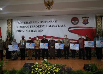 Lembaga Perlindungan Saksi dan Korban (LPSK) Hasto Atmojo Suroyo menyerahkan kompensasi bagi 9 orang korban terorisme masa lalu (KTML) [doc. Istimewa]