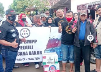 DPC LSM BMPP Pulo Ampel dan Srikandi DPP LSM BMPP Cilegon Banten salurkan sembako untuk korban banjir di Serang
