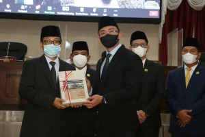 Wagub Banten Andika Hazrumy (kanan) menerima Laporan Hasil Pemeriksaan BPK RI atas LKPD Pemprov Banten Tahun Anggaran 2021 [doc. Pemprov Banten]