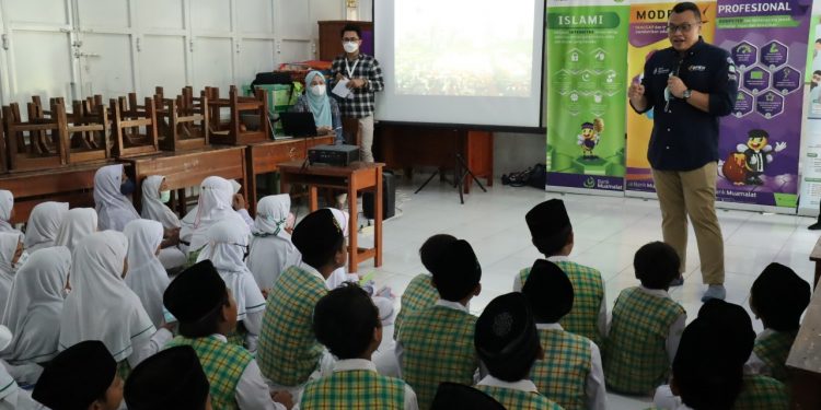 Bank Muamalat Indonesia (BMI) dan Muamalat Institute (MI) saat menggelar acara 'Gerakan Literasi Syariah (Geulis)' di berbagai sekolah