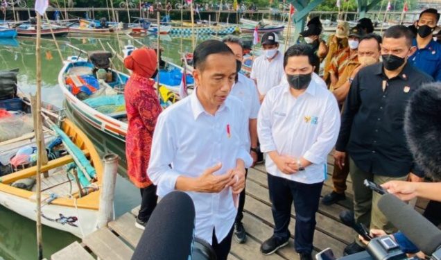 Presiden Joko Widodo mengunjungi Dermaga Kapal Nelayan Bale Purbo, Kabupaten Gresik, Provinsi Jawa Timur [Doc/BPMI Setpres/Laily Rachev]