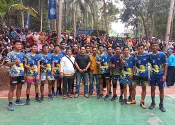Saiful Basri (tengah) foto dengan salah satu team voli cup turnamen Karang Taruna Kelurahan Gerem