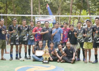 Juara 2 Team Gelora Gerem Cupas Kulon dalam turnamen bola voli cup Karang Taruna Kelurahan Gerem