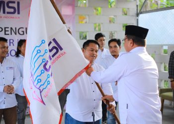 Ketua SMSI Provinsi Banten Lesman Bangun mengukuhkan kepengurusan SMSI Cilegon Periode 2022-2025