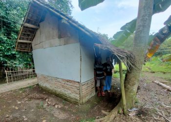 Kediaman Herni di kampung Kadu Jangkar, Desa Ciwarna Kecamatan Mancak Kabupaten Serang
