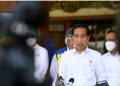 Presiden Joko Widodo menyampaikan keterangan pers usai meninjau progres renovasi Taman Mini Indonesia Indah (TMII) di Jakarta [doc.BPMI Setpres]