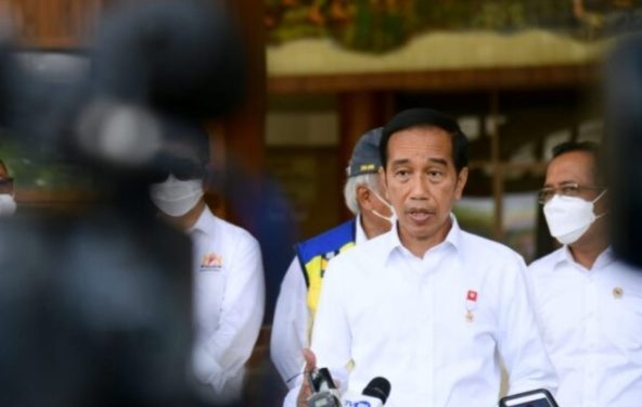 Presiden Joko Widodo menyampaikan keterangan pers usai meninjau progres renovasi Taman Mini Indonesia Indah (TMII) di Jakarta [doc.BPMI Setpres]