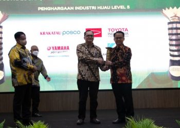 Direktur Technology and Business Development PT Krakatau Posco, Zaenal Arifin Muslimi mewakili perusahaan menerima penghargaan dari Kementerian Perindustrian RI Katagori Industri Hijau [doc. Istimewa]