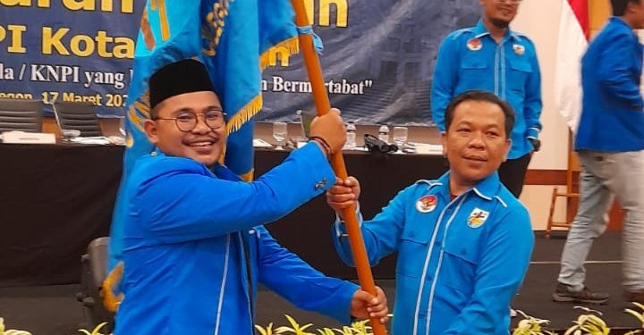 Ketua Terpilih DPD KNPI Kota Cilegon  Rizki Putra Sandika (kiri) Ketua demisioner DPD KNPI Kota Cilegon  Najmudin (kanan)