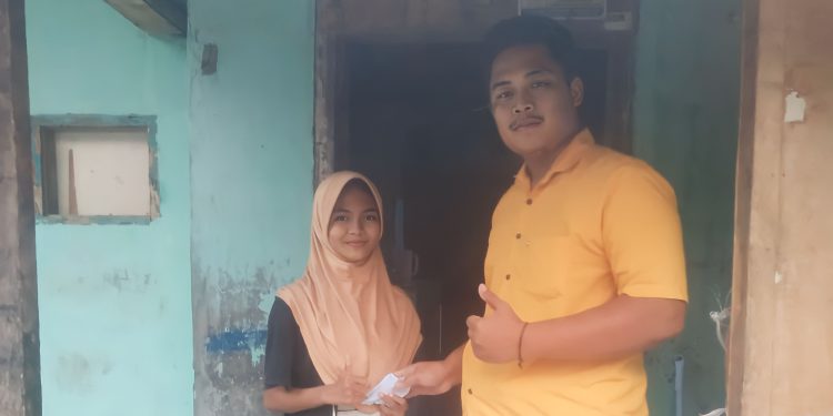 Pengusaha Muda Kelurahan Gerem Suherdi Door to door santuni yatim piatu