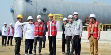 Presiden Joko Widodo meninjau area perengkahan nafta PT Lotte Chemical Indonesia (LCI) di Kota Cilegon, Provinsi Banten.