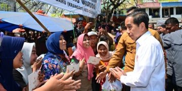 Presiden Joko Widodo meninjau aktivitas perdagangan yang berlangsung di Pasar Kranggot, Kota Cilegon, Provinsi Banten [doc: BPMI Setpres]